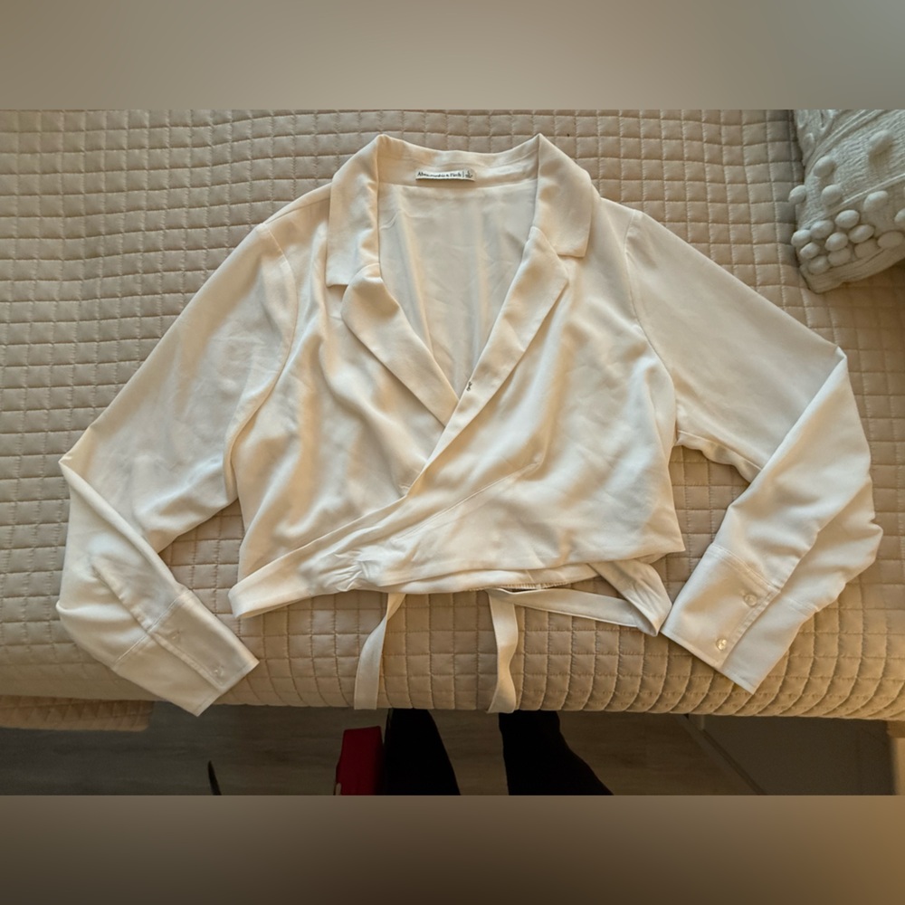 EUC Abercrombie cropped wrap blouse